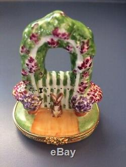 Artoria Peint Main Limoges, France Porcelain Trinket Box Rabbit Garden Gate