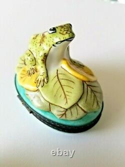 BIG FROG ON LILLY PAD? LIMOGES, FRANCE? Peint Main, hand painted trinket box