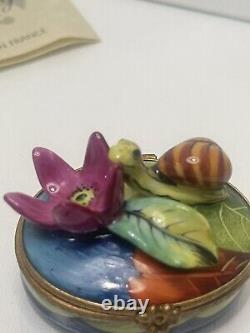 Genuine Peint main Limoges Snail In Water Lily Box