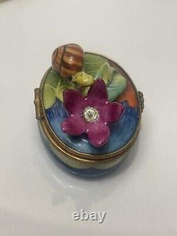 Genuine Peint main Limoges Snail In Water Lily Box