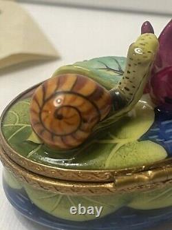 Genuine Peint main Limoges Snail In Water Lily Box