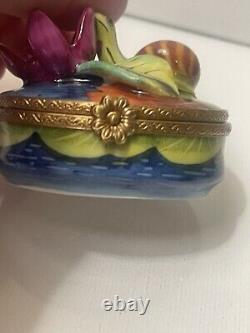 Genuine Peint main Limoges Snail In Water Lily Box