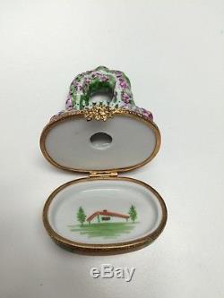 LIMOGES FRANCE Hand Painted Collectible Trinket Box ARTORIA Trellis w Bunny EUC