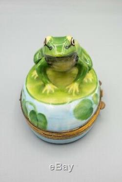 Limoges Chamart Trinket Box, Peint Main Large Green Frog on Lily Pad Oval Box