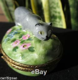 Limoges France Peint Main CAT CHASING MOUSE Trinket Box M. 26