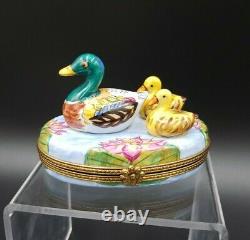 Limoges Import Peint Main Mother Duck & Baby Chicks Trinket Box MINT