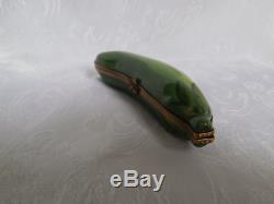 Limoges Peint Main Pea Pod With 5 Peas Hinged Trinket Box With Bee Clasp Rare