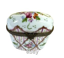 Limoges Peint Main Porcelain Hand Painted Box With Butterfly Closure Signed