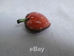 Limoges Peint Main Strawberry Fruit Hinged Trinket Box With Bee Clasp Rare Piece