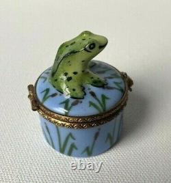 Limoges Trinket Box Green Smiling Frog in Pond Lilly pads Peint Main France
