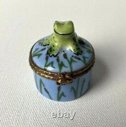 Limoges Trinket Box Green Smiling Frog in Pond Lilly pads Peint Main France