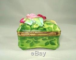 Limoges Trinket Box Peint Main GV Lovely Shape, Butterfly & 3D Roses