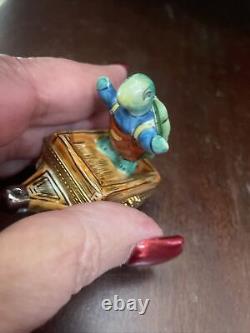 Limoges peint main trinket box rabbit easter car pulling tailer cart Withturtle