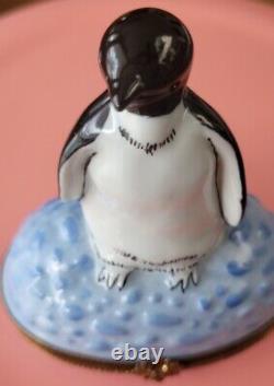 Limoges trinket box peint main Penguin on ice