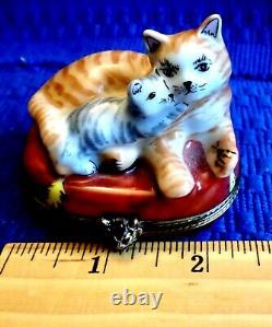 Mother Cat & Kitten Peint Main Limoges France GR Trinket Box NM Mint