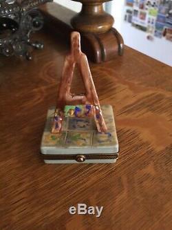 Peint Main LIMOGES France Trinket Box, Artist's Easel Excellent