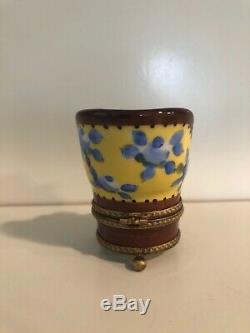 Peint Main Limoges France porcelain snuff trinket box 2.5 Cat in Yellow Chair