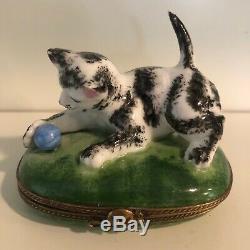 Peint Main Limoges France porcelain snuff trinket box 2.5 Cat with Yarn
