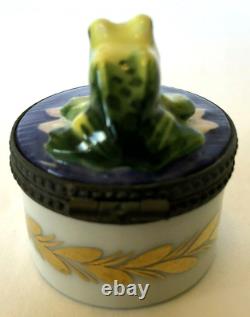 SMALL FROG ON A LILYPAD? LIMOGES, FRANCE? Peint Main, hand painted trinket box